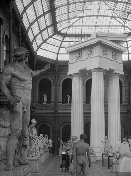 Ecole Nationale des Beaux-Arts, Palais des Etudes, the glass courtyard, c.1890-99 (b/w photo)  von Adolphe Giraudon