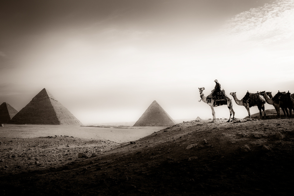 Pyramidensichtung von Ali Khataw