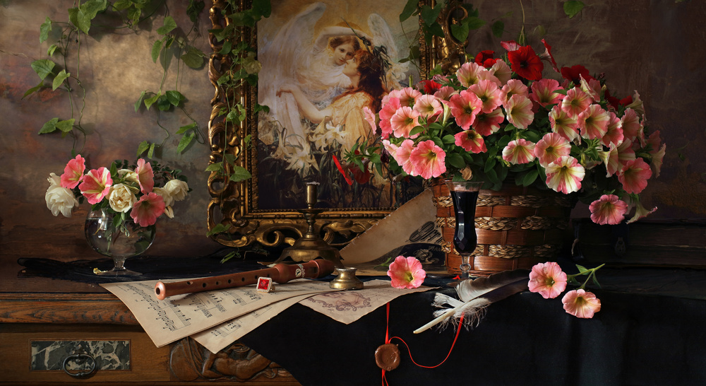 Stillleben mit Blumen und Bild von Andrey Morozov