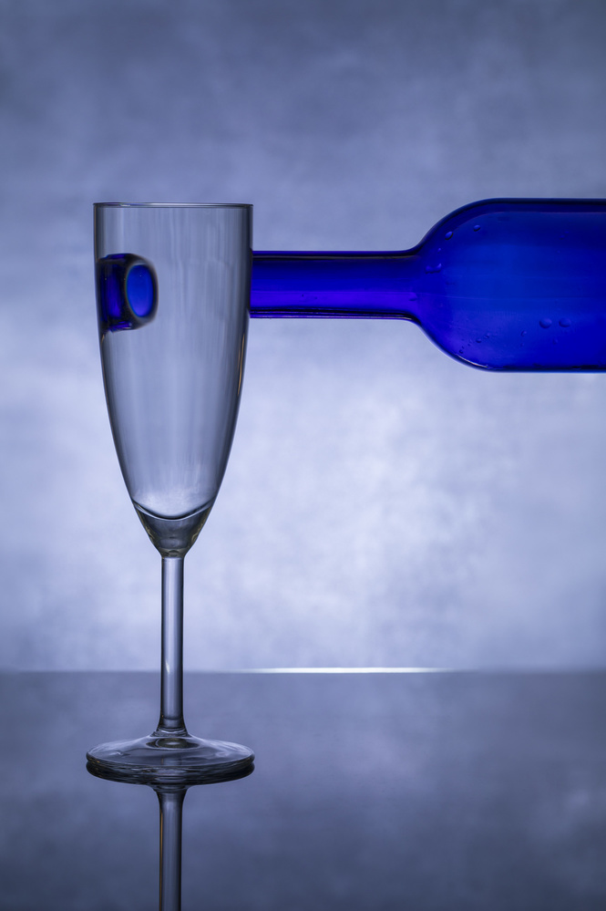 Blaues Glas #3 von Azriel Yakubovitch