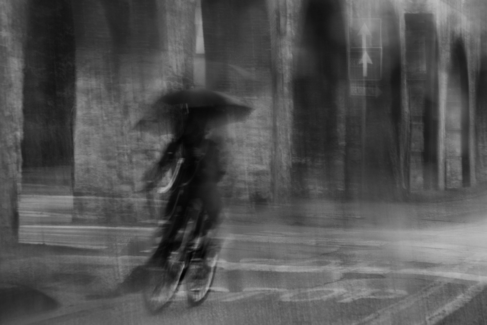 Im Regen von Claudio Moretti
