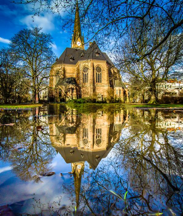 Lutherkirche Leipzig Spiegelung in einer Pfütze, Bild 2 von 2 von Dennis Wetzel