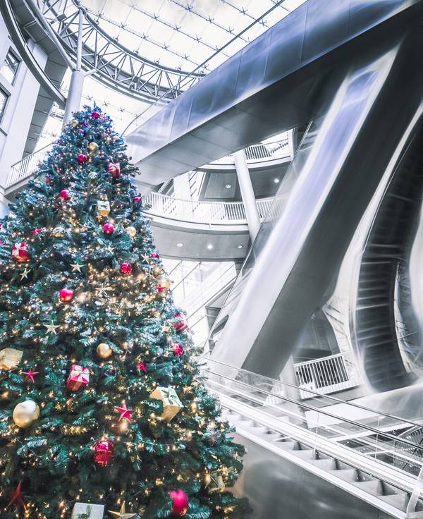 Rolltreppen und Weihnachtsbaum Architektur in Leipzig, Bild 2 von 4 von Dennis Wetzel