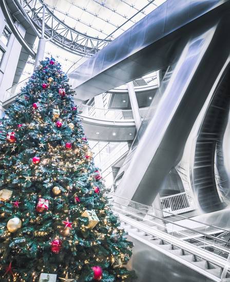 Rolltreppen und Weihnachtsbaum Architektur in Leipzig, Bild 2 von 4 2021