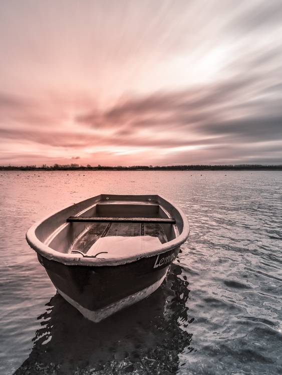 verlassenes Boot an der Schladitzer Bucht im Sonnenschein von Dennis Wetzel