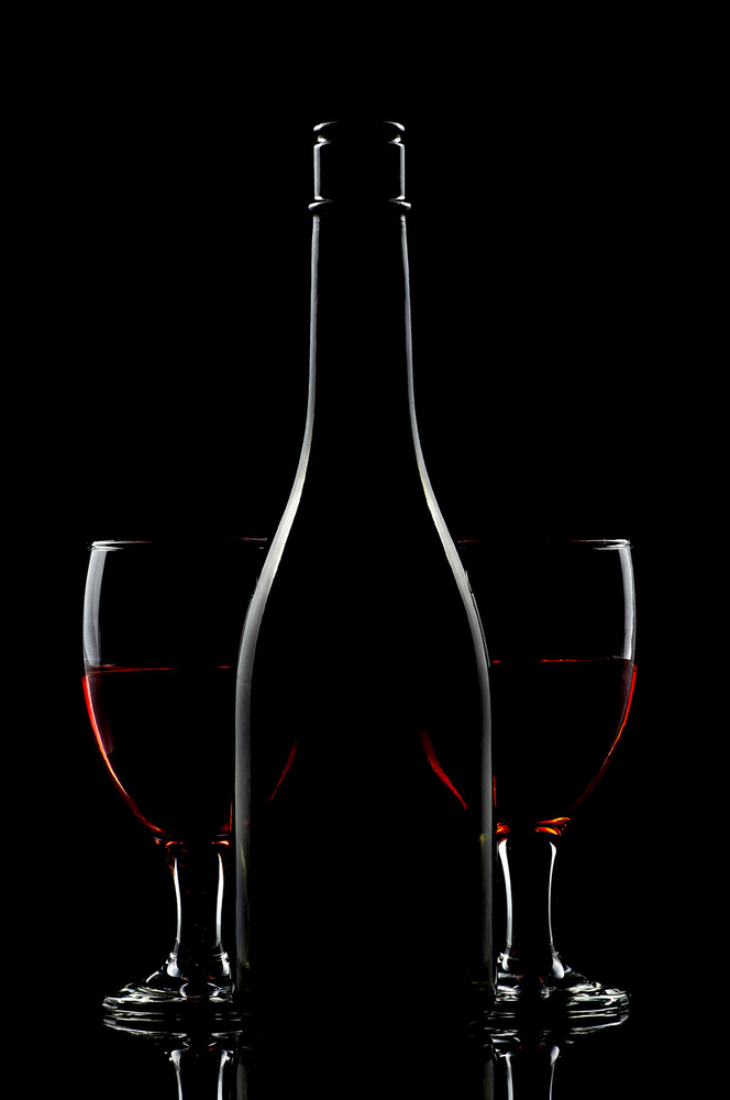 Flasche und zwei Rotweine von Edy Pamungkas