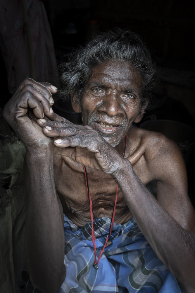 Ältester in einem Dorf am Stadtrand von Kalkutta,Indien von Elena Molina