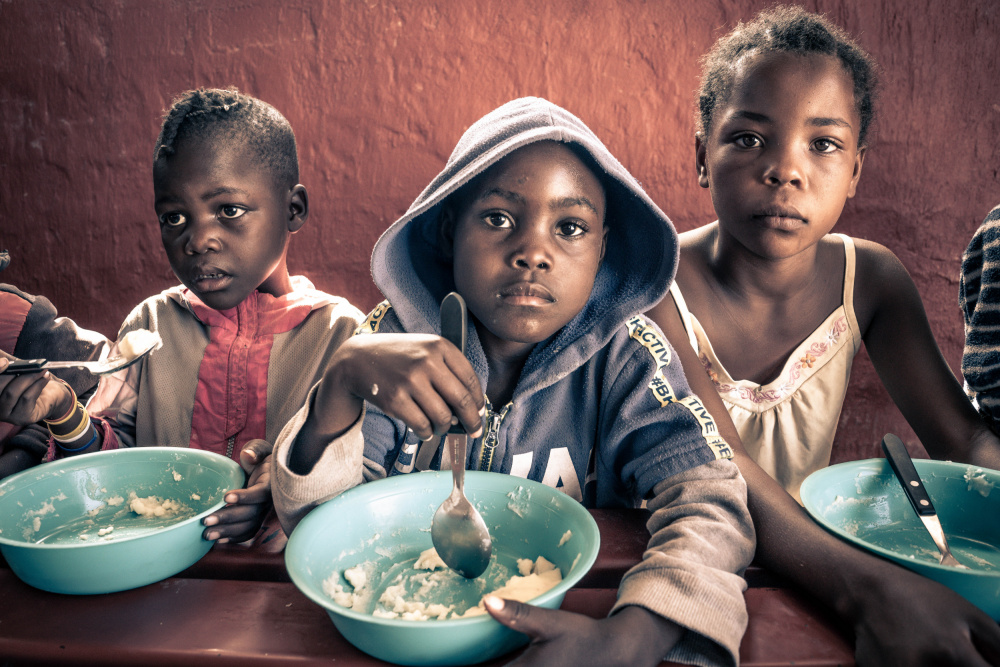 Himba-Kinder beim Mittagessen von Eyal Alcalay