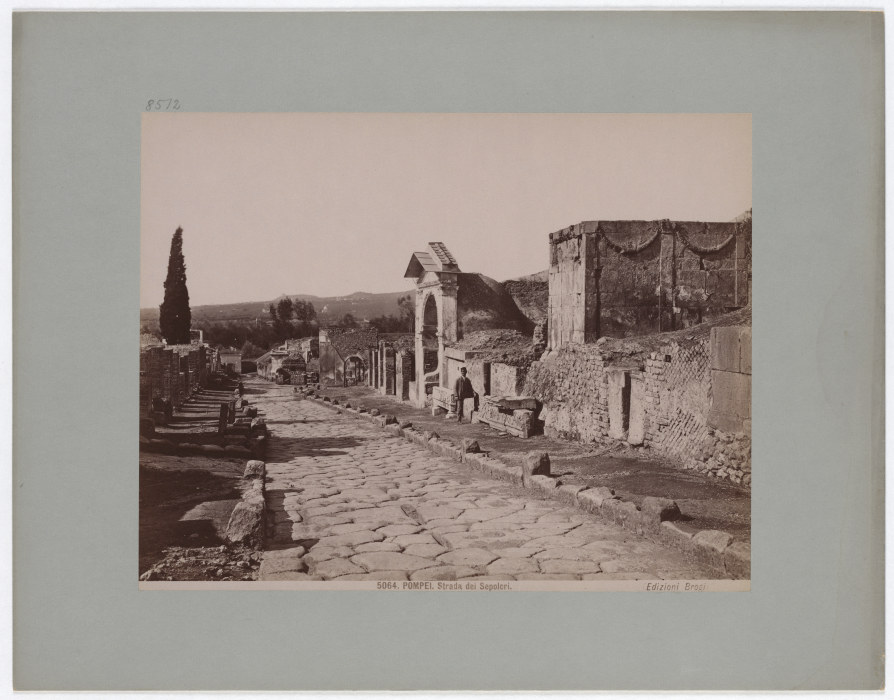 Pompei: Strada dei Sepolcri, No. 5064 von Giacomo Brogi