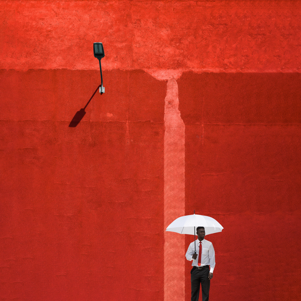 Mann mit weißem Regenschirm von Inge Schuster