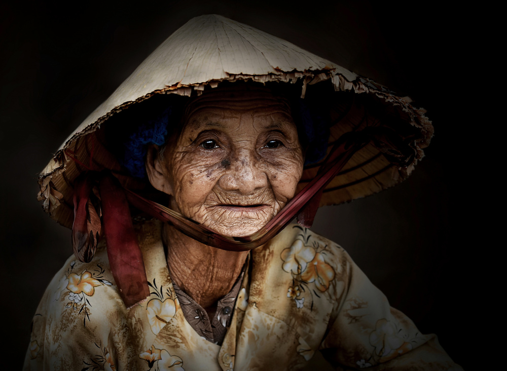 Alte Vietnamesin von Irene Perovich