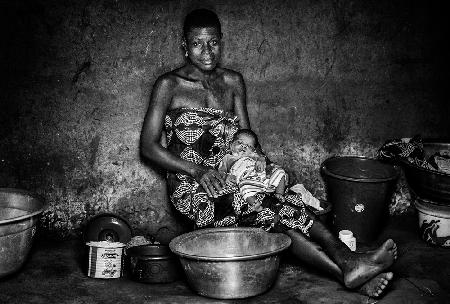 Frau und ihr Kind in ihrem Haus - Benin