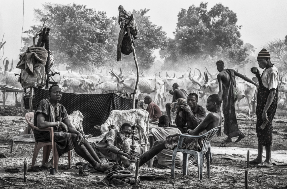 In einem Mundari-Rinderlager-X – Südsudan von Joxe Inazio Kuesta Garmendia