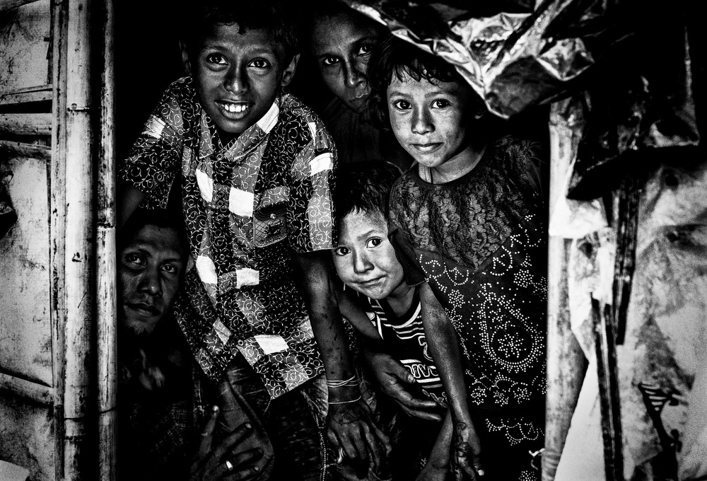 In einem Rohingya-Flüchtlingshaus – Bangladesch von Joxe Inazio Kuesta Garmendia