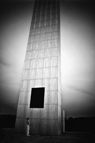 Kleines Mädchen und Obelisk