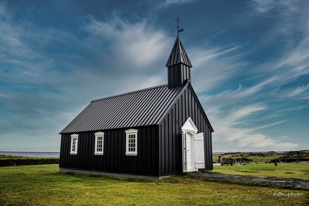 Schwarze Kirche in Island von Kristvin Gudmundsson