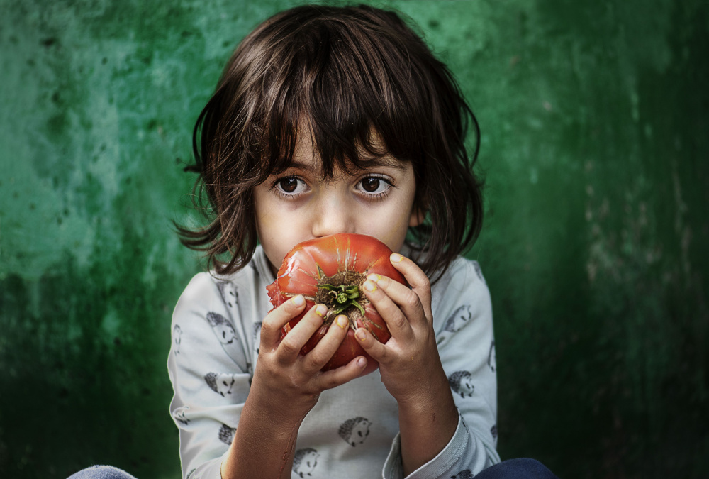 Das Kind mit Tomate von Magdalena - Carmen Zatari