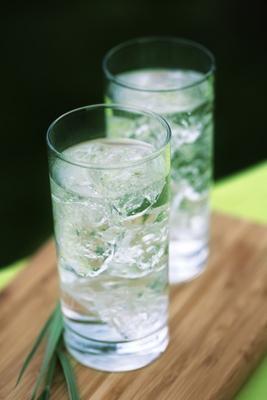 Mineralwasser mit Eiswürfeln