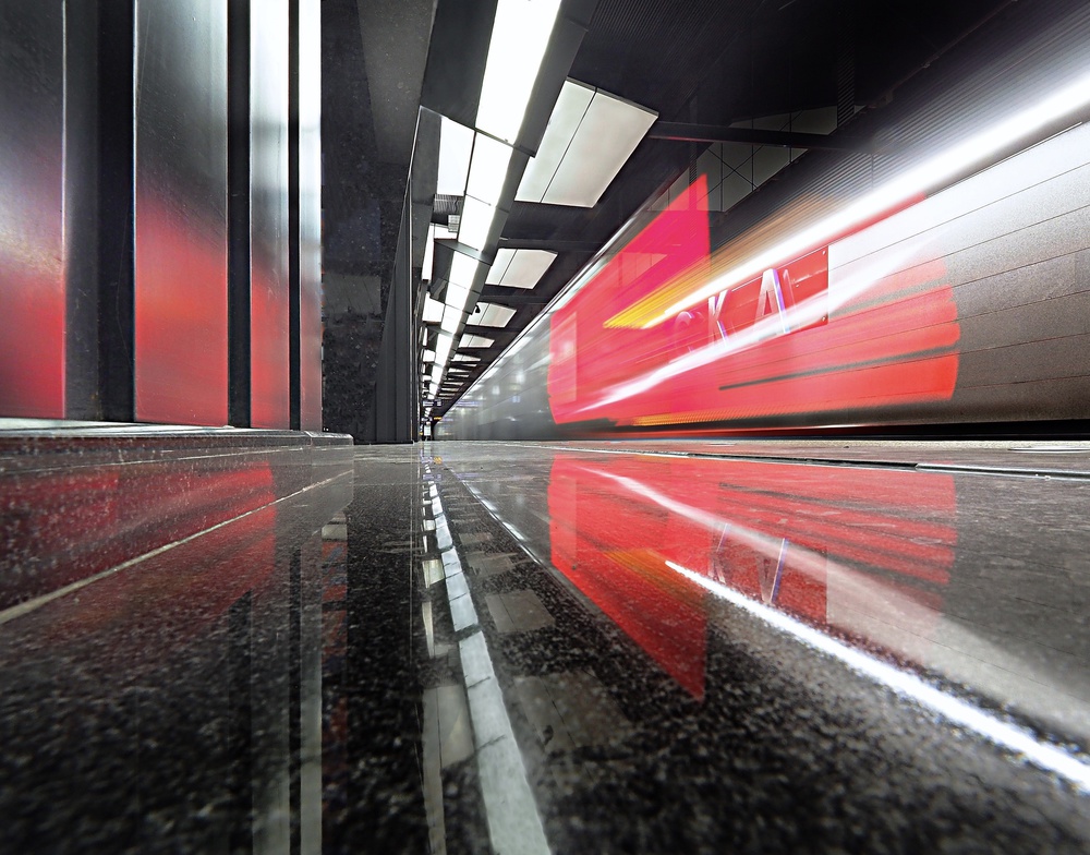 Moskauer Metro - Roter Drache von Maxim Makunin