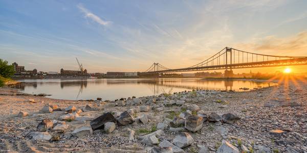 Am Rheinufer bei der Uerdinger Brücke in Krefeld von Michael Valjak