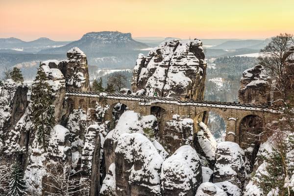 Basteibrücke Sächsische Schweiz an einem Winterabend von Michael Valjak