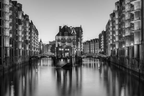 Hamburg Wasserschloss Speicherstadt schwarz-weiß von Michael Valjak