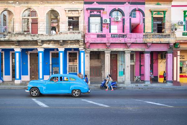 Blue Oldtimer in Old Havana, Cuba. Street in Havanna, Kuba von Miro May