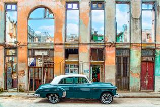Hausfassade und Oldtimer in Havanna, Kuba 2020