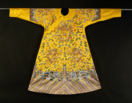 A Rare Imperial Embroidered Yellow Silk Twelve Symbol Dragon Robe, Ji Fu von 