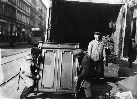 Berliner Arbeiter verladen Vertiko/Foto