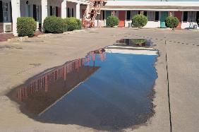 Reflection in pool of water (photo) 