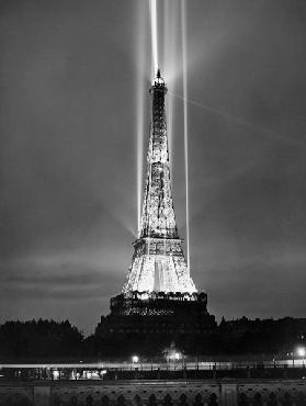 World fair in Paris: illumination of the Eiffel Tower by night 1937