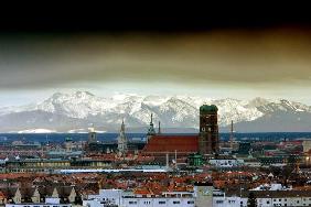 Frauenkirche vor Alpenpanorama bei Föhn