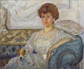 Frau auf einem blauen Sofa