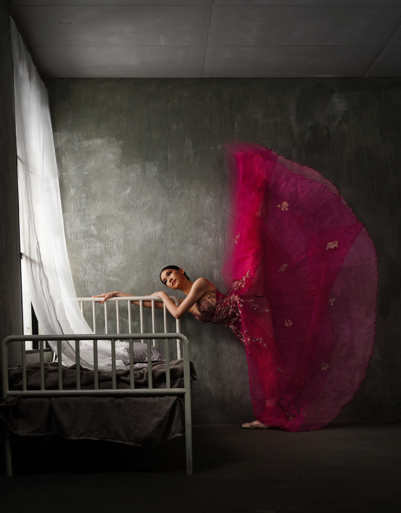 Rotes Ballerina-Kleid von Rawisyah Aditya