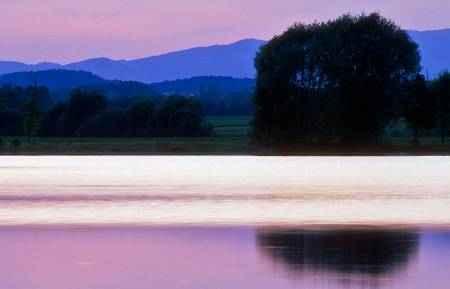 Farbenspiel im Wasser (von blau bis rosarot) durch einen Sonnenuntergang 2009