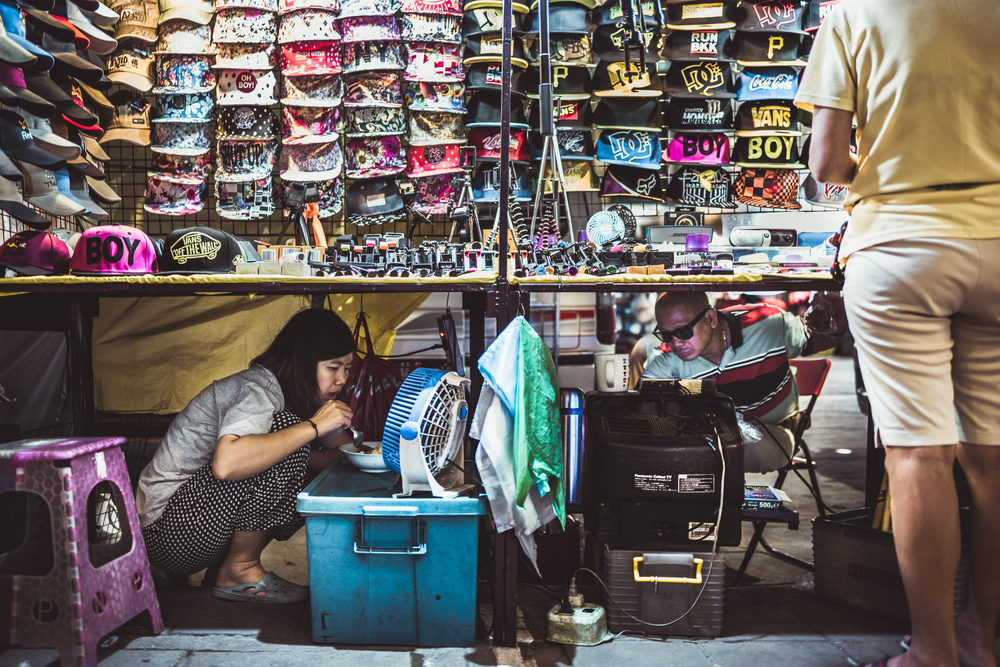 Zwischen zwei Welten thailändischer Verkäufer. von Ronan Siri
