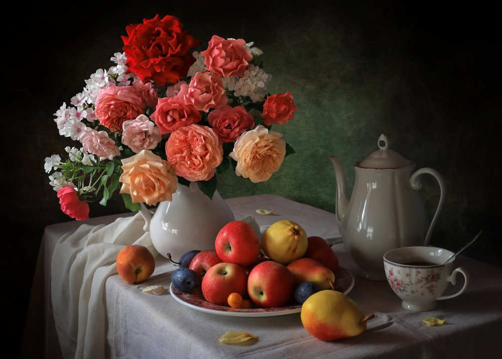 Stillleben mit Blumenstrauß und Früchten von Tatyana Skorokhod