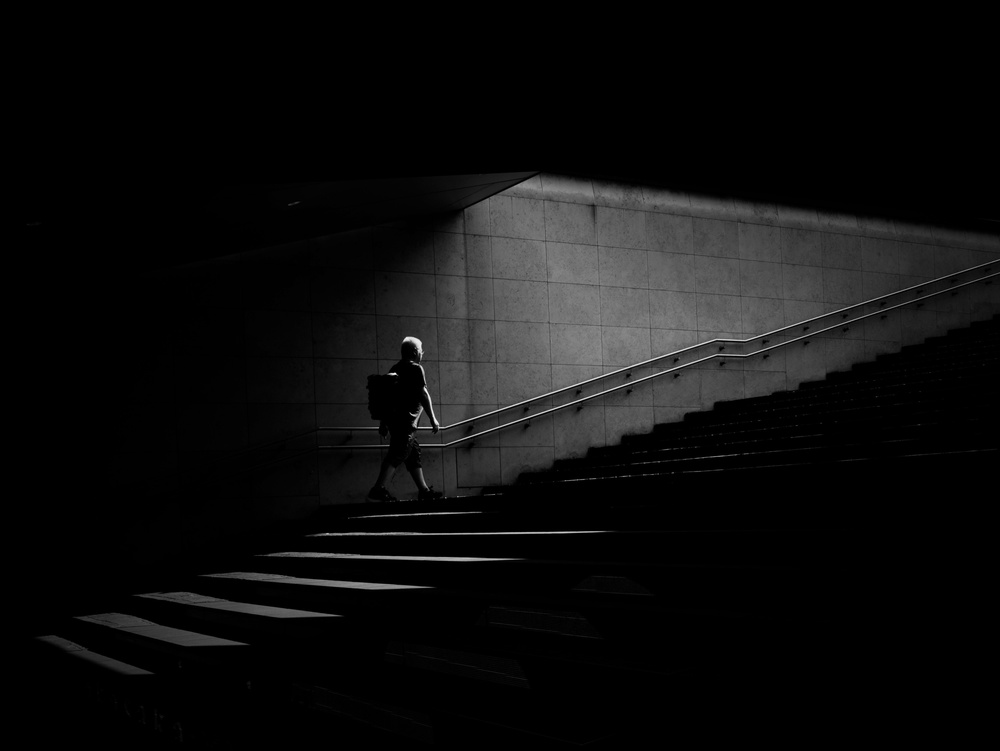 Schritte in der Dunkelheit von Yasuhiro Takachi